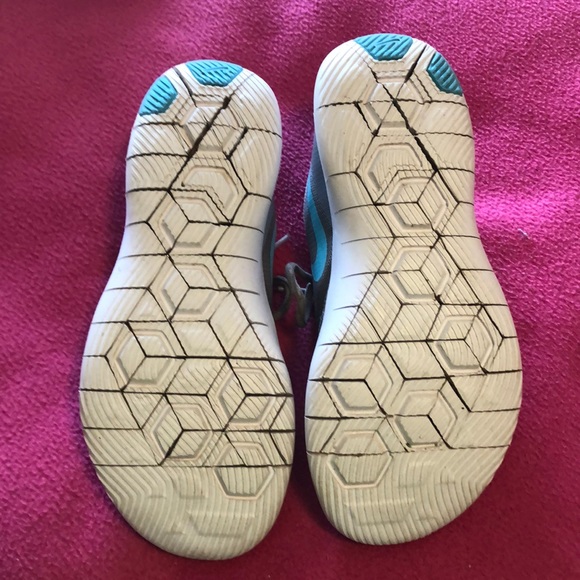 Nike youth athletic shoes size 5.5 - Picture 3 of 6